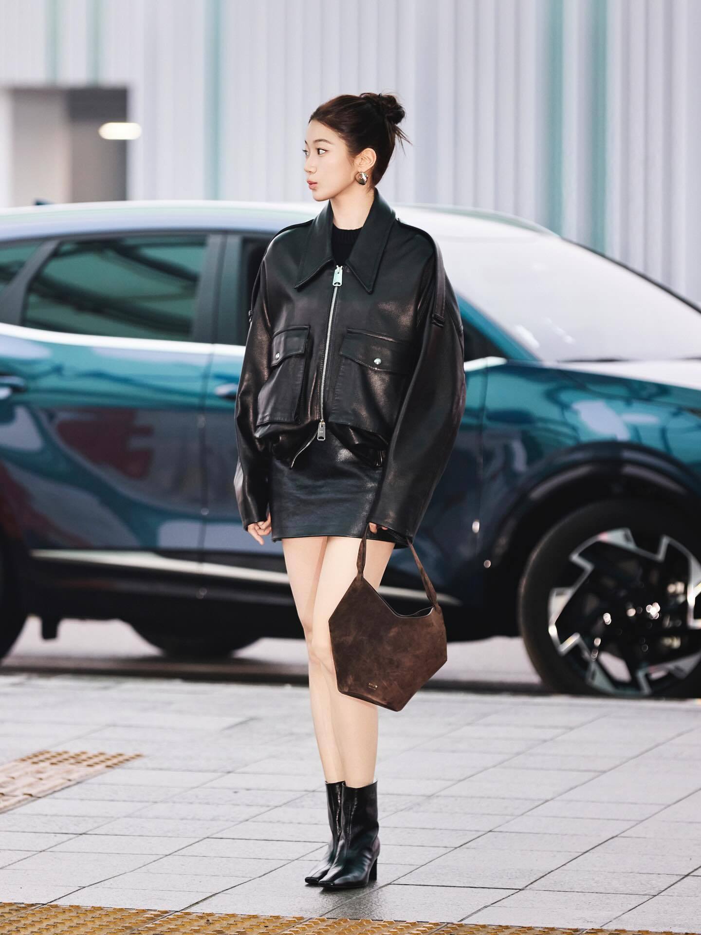 盘靓条顺的中村一叶出发纽约时装周将出席Khaite 2026秋冬新季大秀。在她身