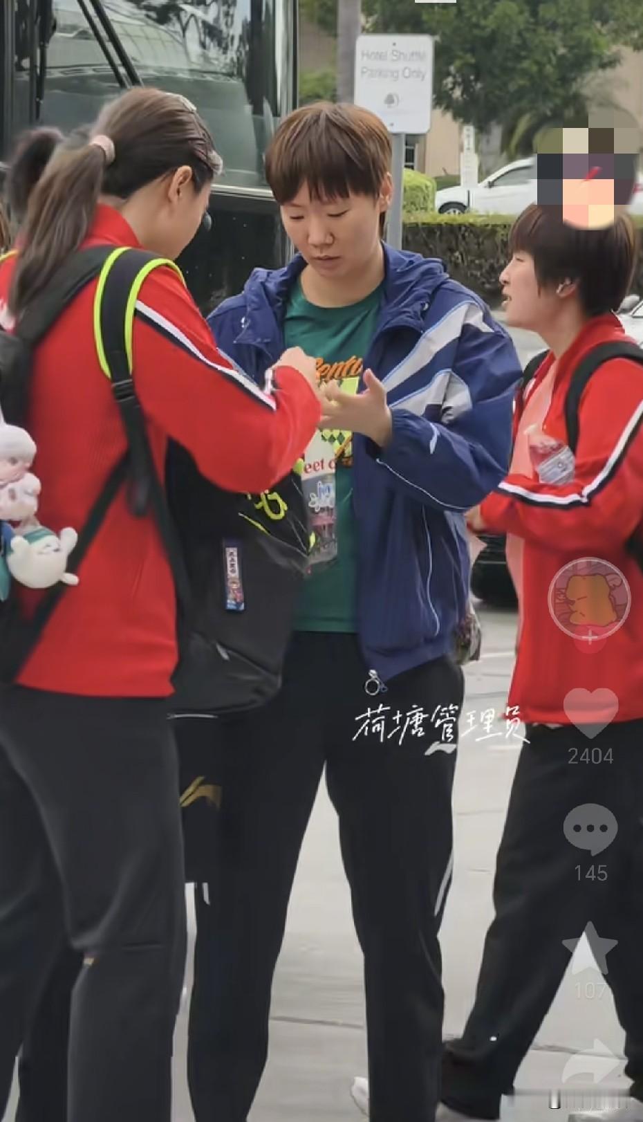 国乒抵达洛杉矶后，今天就上训了。
这是国乒女队下训回酒店，看来大家去了也没有多睡