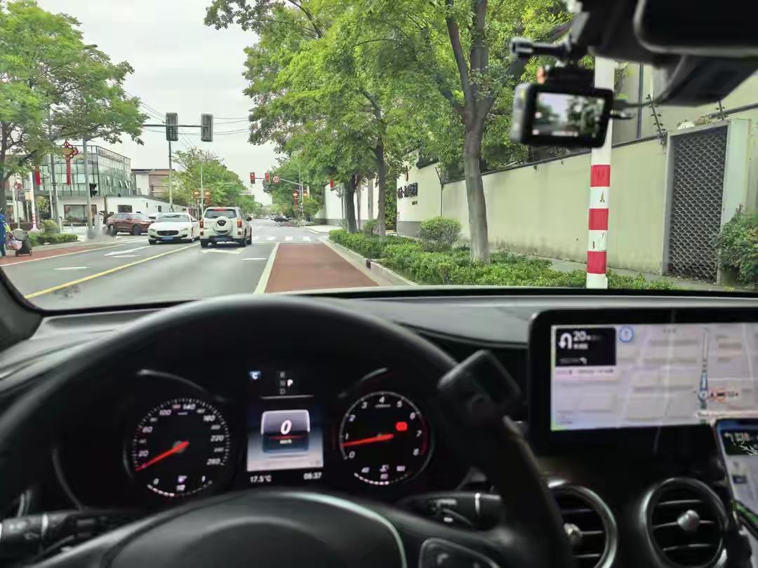 雨中，出发

4月21日，上海。

一场春雨把整座城市洗得发亮。我发动车子，里程