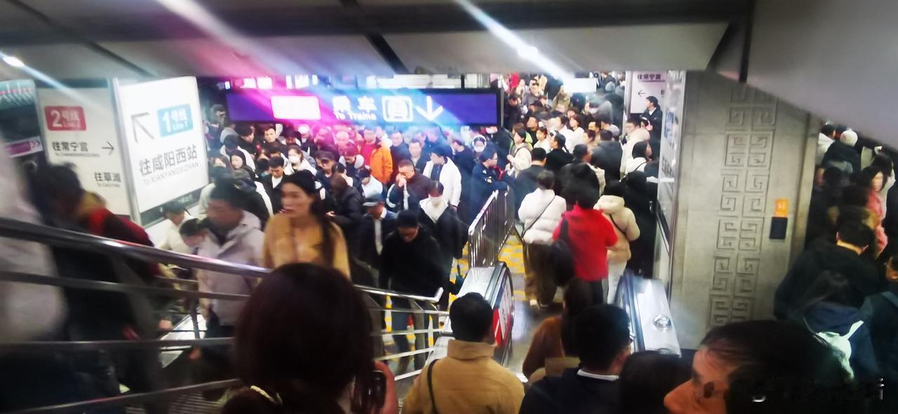 【这就是晚高峰的西安北大街！堪称“物理攻击”现场】
 
外面下着雨，地铁里挤成粥