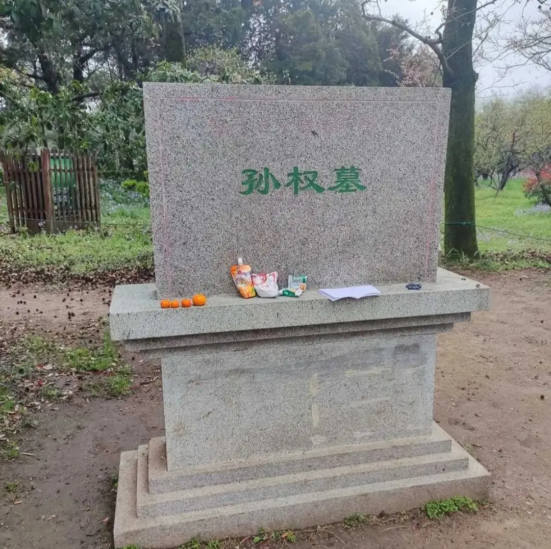 在南京明孝陵景区里面不光有朱元璋的陵墓，还有南京第一座帝王孙权的陵墓...