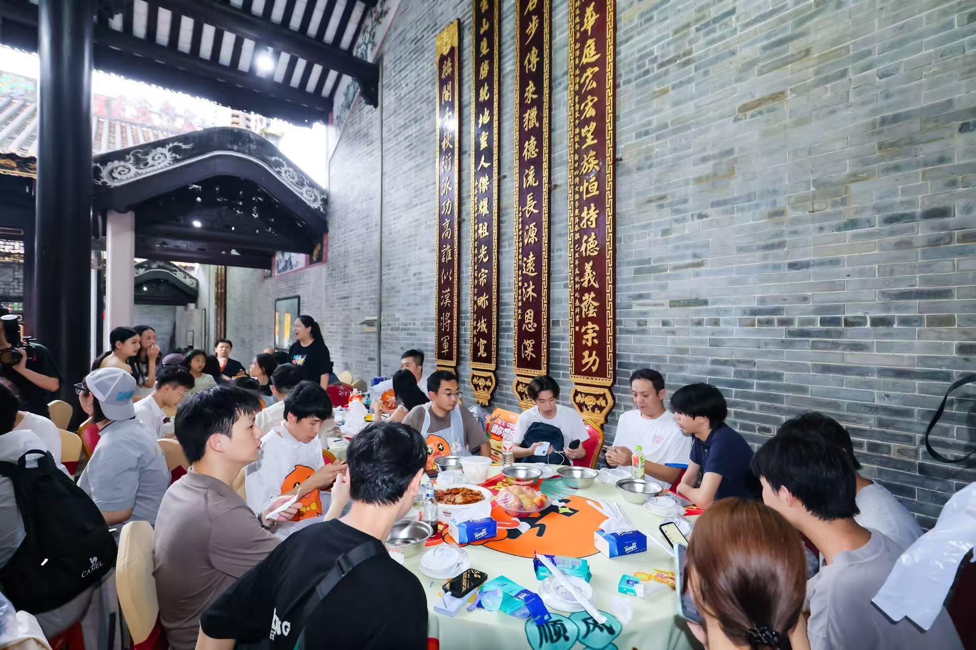 在广州吃龙船饭被宠成小宝贝了今天端午去猎德凑凑热闹，在中国宝贝摊位被硬控了十分钟