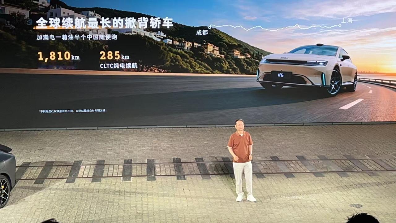 smart精灵6号搭载了新一代雷神电混系统，综合功率达到了320kw，亏电油耗为
