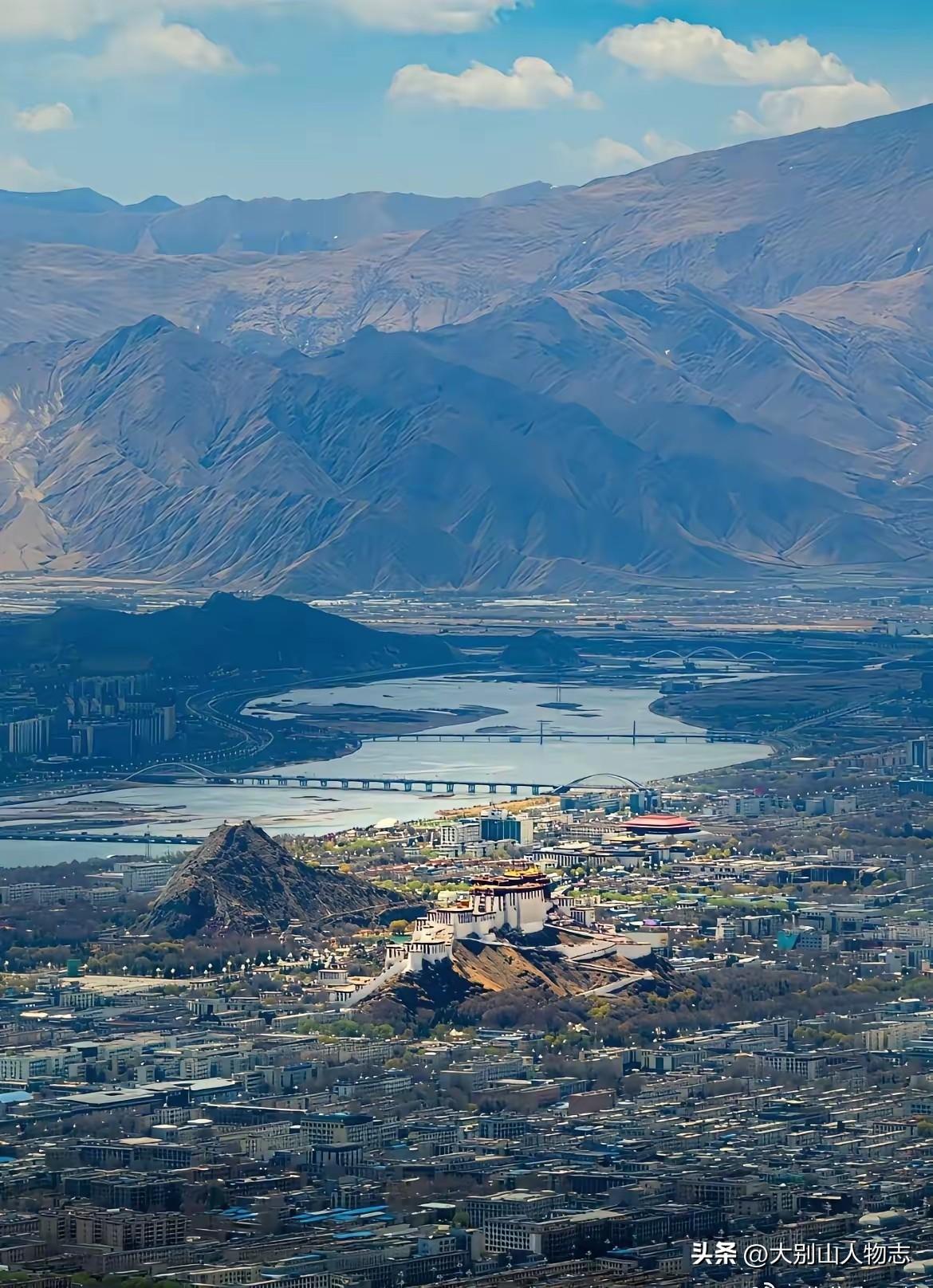 现在看，西藏布达拉宫的选址似乎有点问题。你们看我用无人机拍的这张图，左侧的山更高