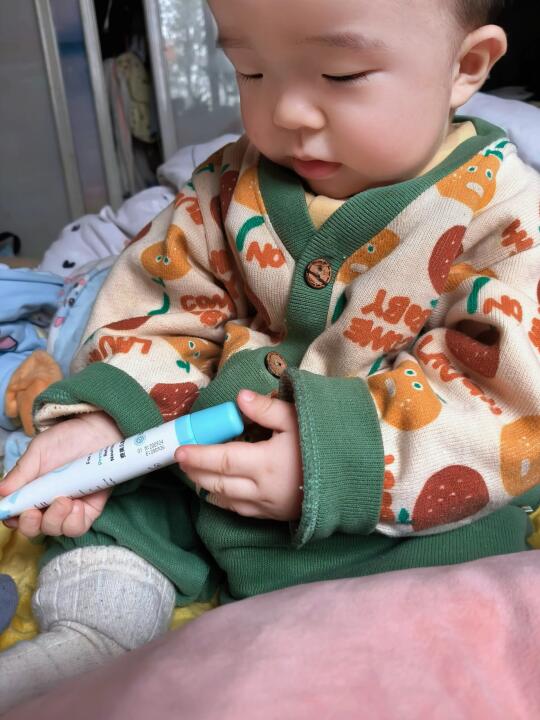 小孩哥的爽肤霜到了，本着什么是麻麻先用的原则，我挤了豆粒般大小的一妥涂...