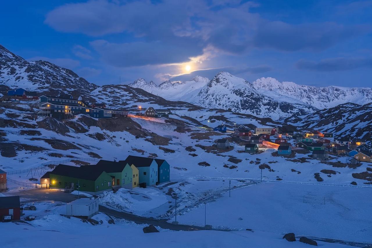 Tasiilaq，几乎与世隔绝的格陵兰岛东部定居点，世界尽头的千人小镇。
	
❄