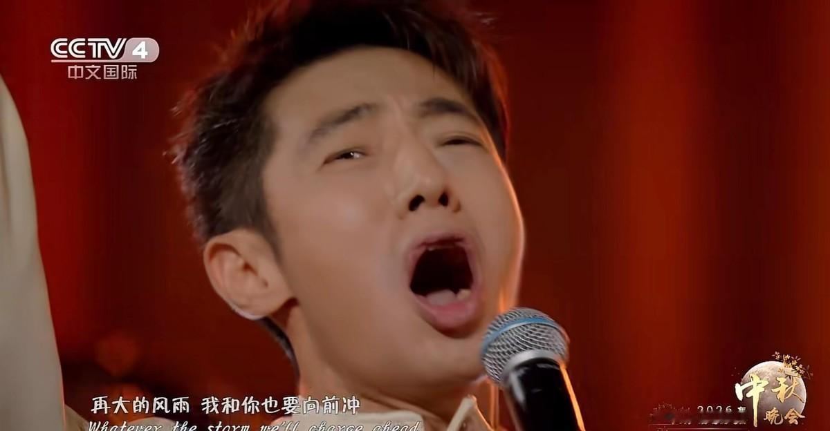 央视boys在淮南秋晚唱《永远不回头》，四个新闻主播把一首歌唱出了书卷气和江湖味