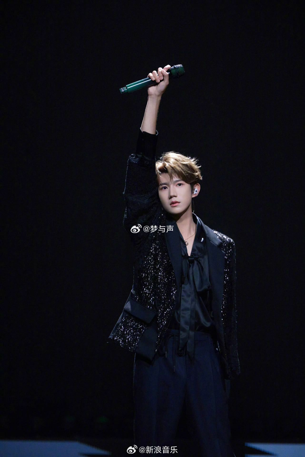 王源年度专辑王源TMEA斩获三奖细细品味《在星穹下狂奔》不难发现满满诚意，王源把