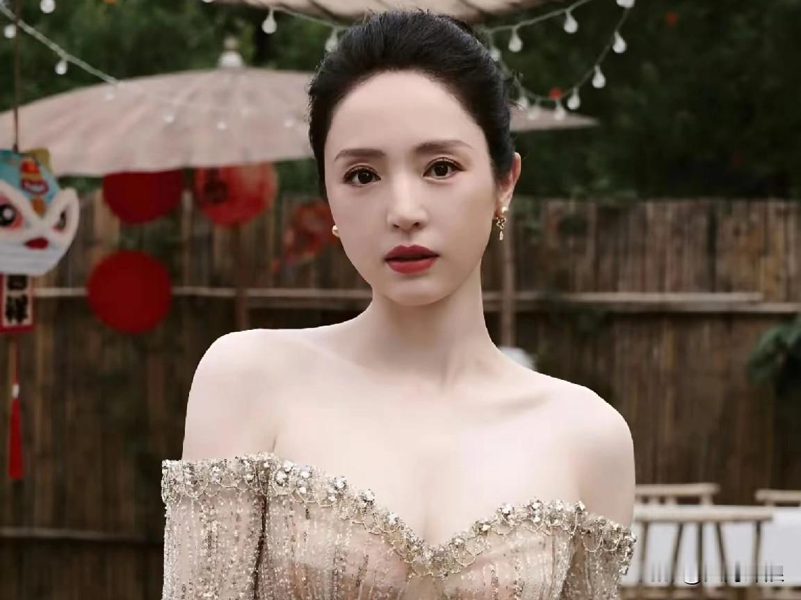 文艺评论家如此评价董璇！
这位评论家说
董璇
可用8个字来概括
婀娜多姿
气质非