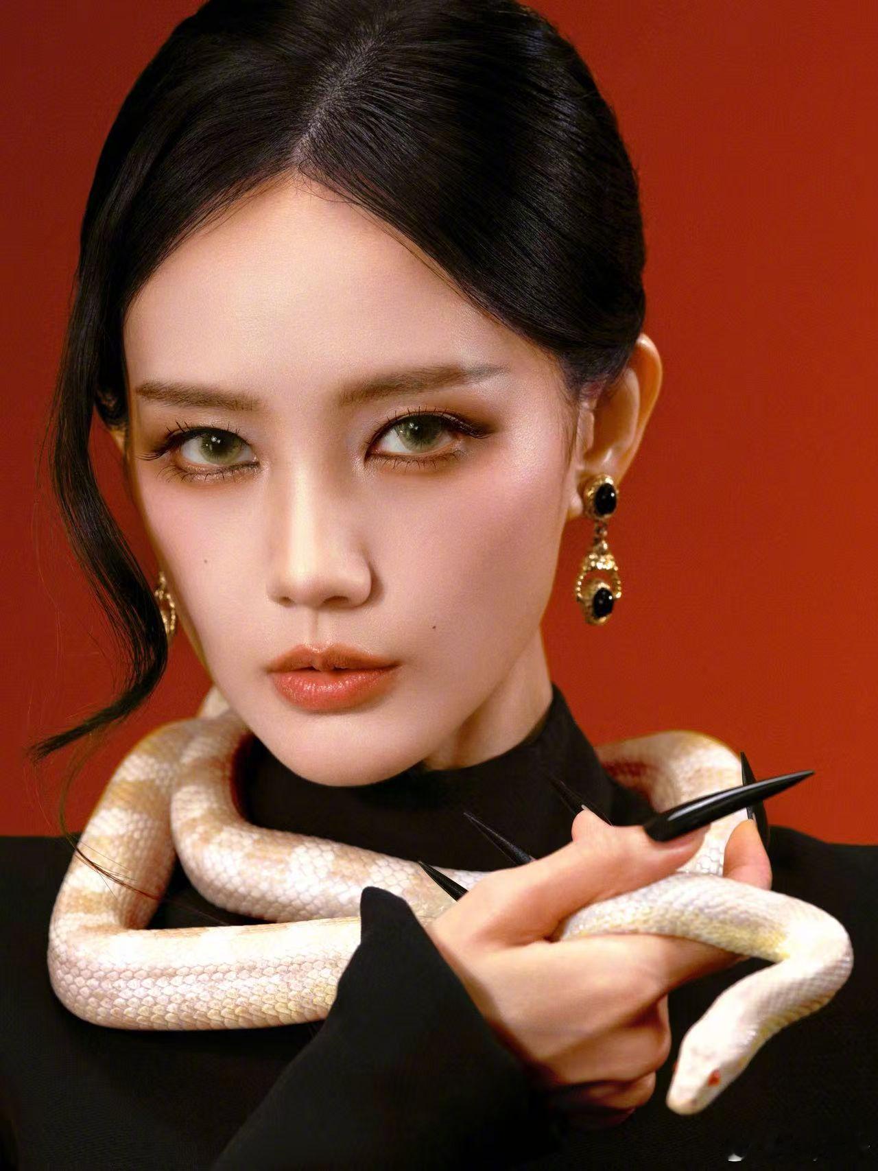 李一桐蛇女造型李一桐脖子盘蛇 芭莎之夜李一桐真的是超级玩家来的🐍！黑长美甲锋芒