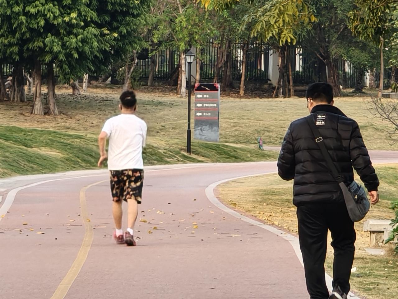 南方的冬天，衣服就是这样乱穿的！[呲牙]南方穿衣习惯