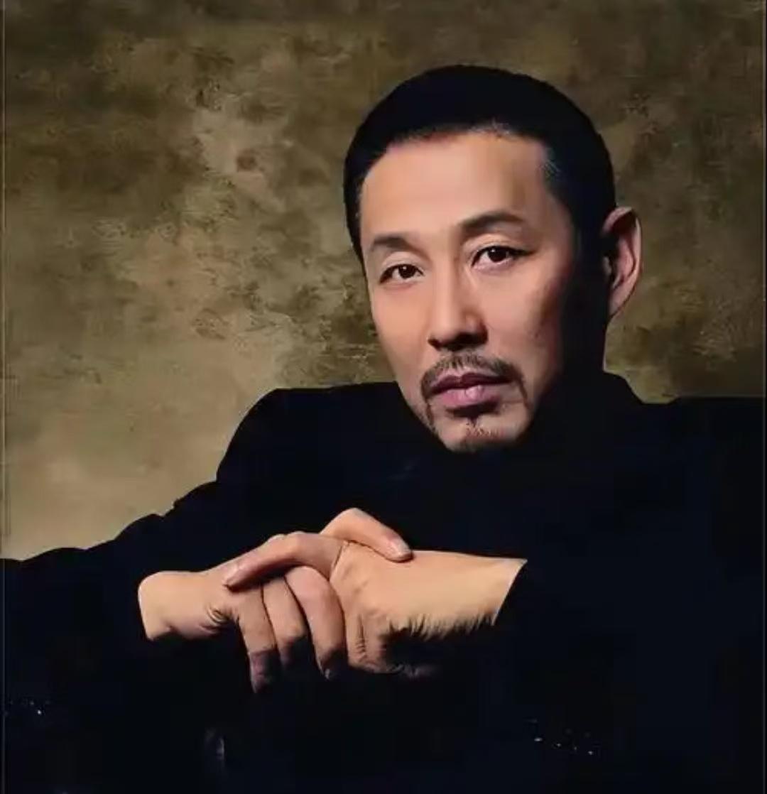 71岁的陈道明，把圈里人全得罪光了，饭局，不去。合影，躲开。应酬，不参加。，半点