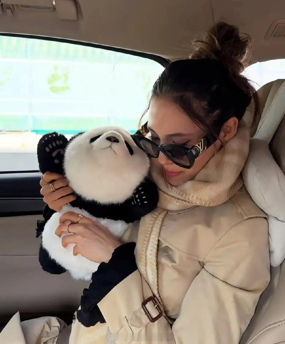 谷爱凌现身成都看大熊猫花花，她一直比赛训练还挺忙的，不知道这次是专门去成都旅行的