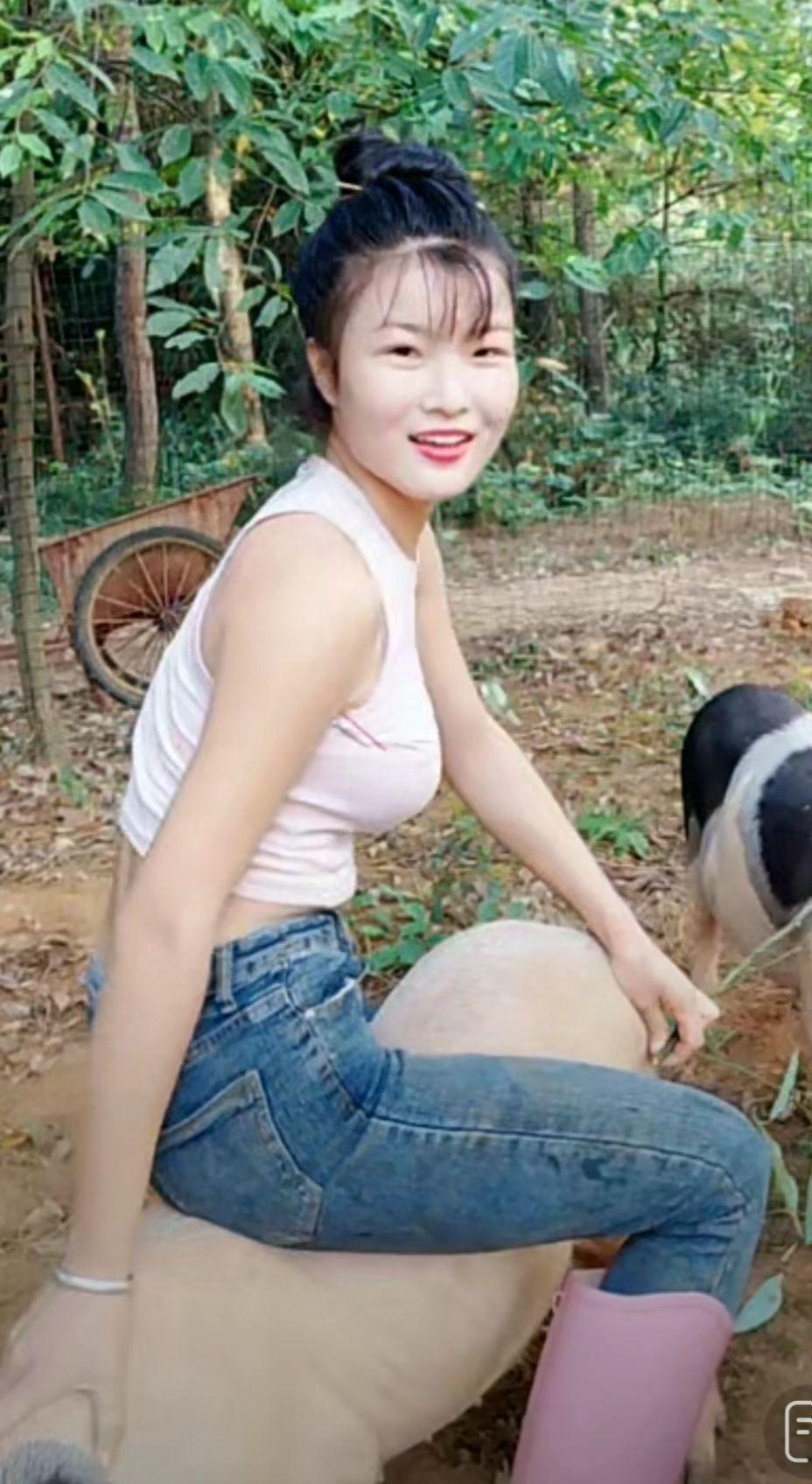 没办法美女到哪里都吃香。养猪