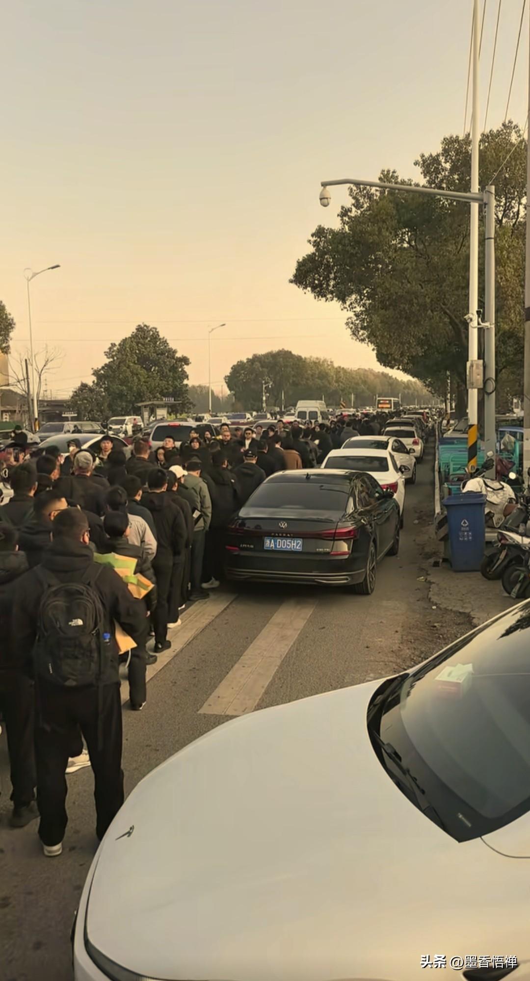 真话渡人者，百姓自会记着！张雪峰追悼会现场，普通人排长队送别，路都堵了，看完泪目