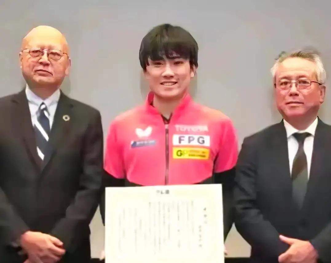 张本智和放话：2026必夺世乒团体！
 
这话听着耳熟。去年香港总决赛，他刚举奖