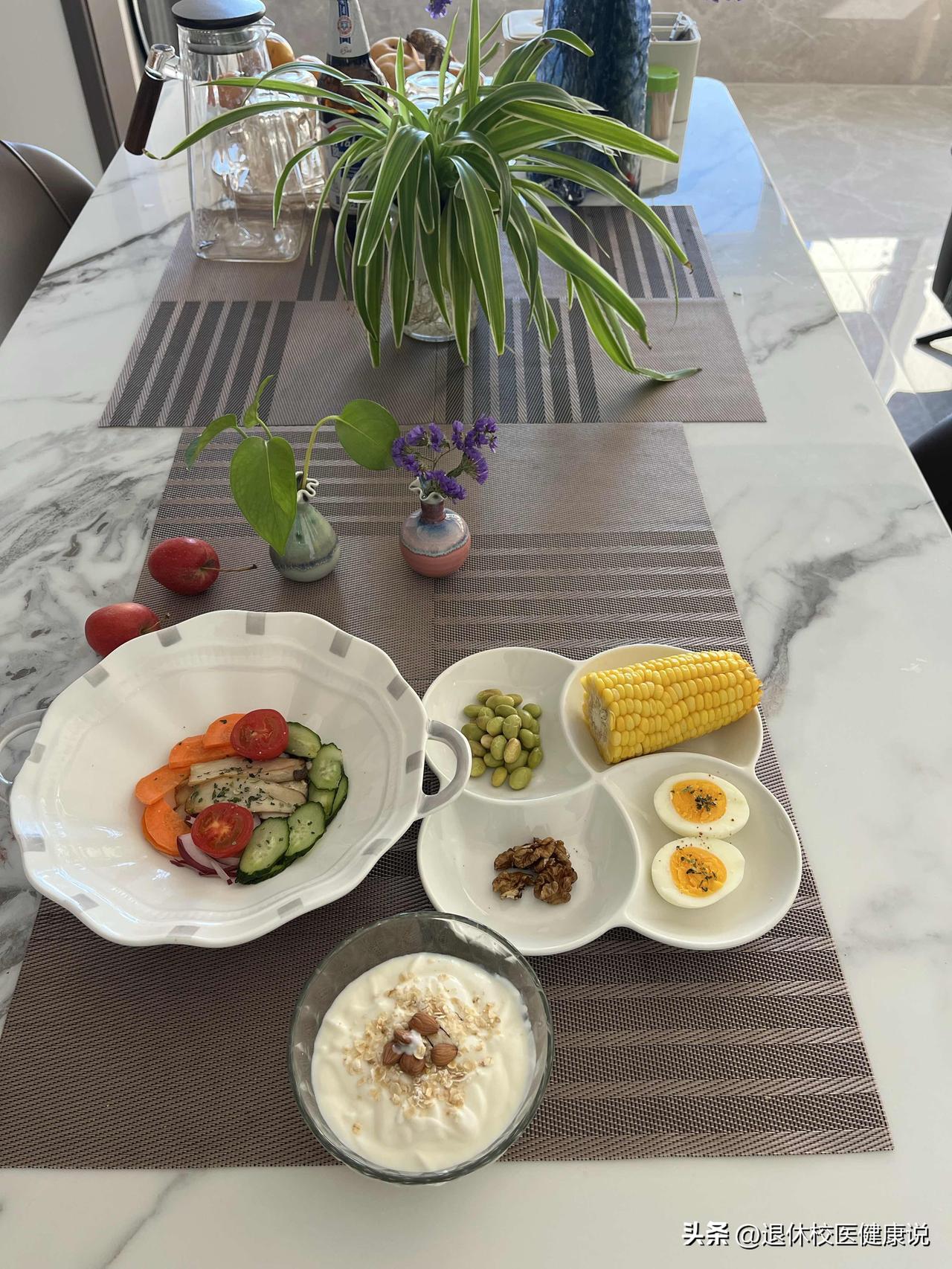 图片是我今天的减脂控糖早餐

每天早上醒来第一件事情就是先做自己的养生功三件套：