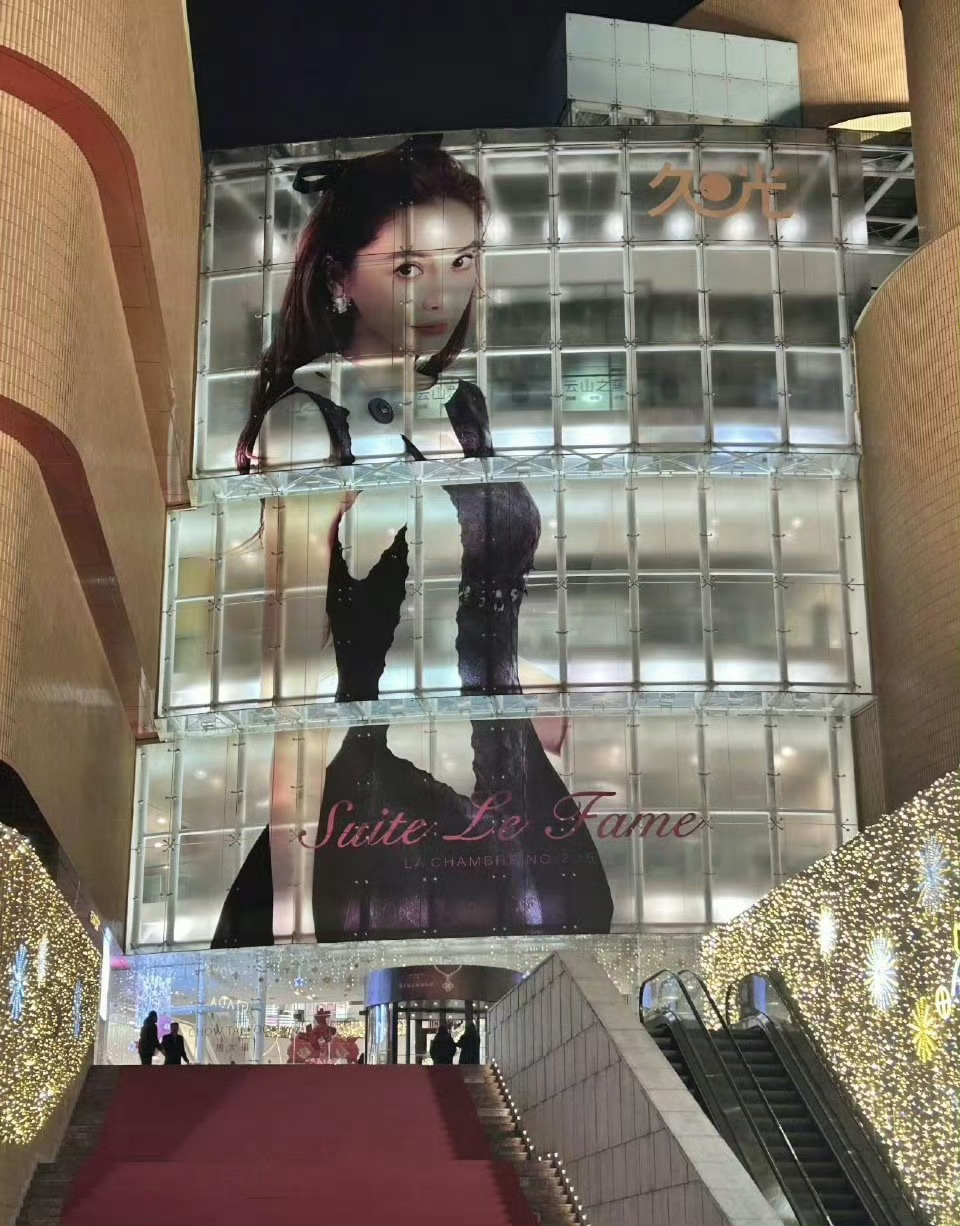 Angelababy一整栋楼的海报地广，这排面怎么样？ 