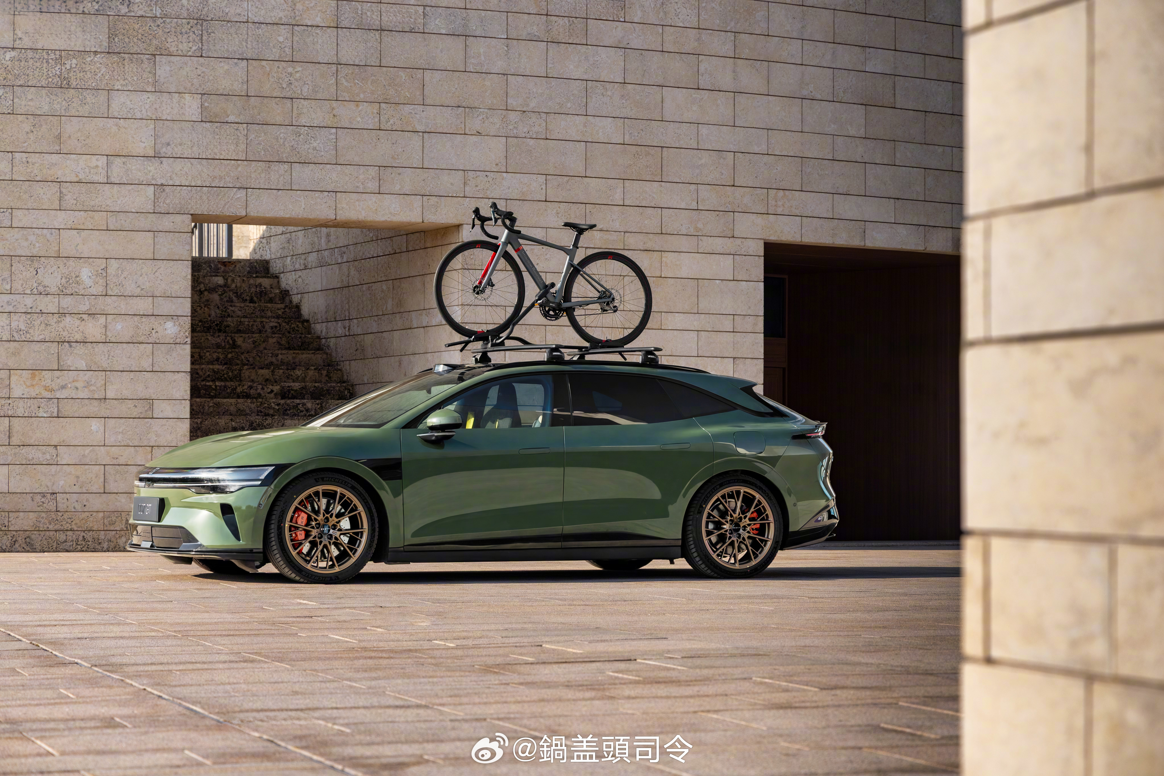 焕新极氪007与焕新极氪007GT正式上市。焕新极氪007上市权益后限时价19.