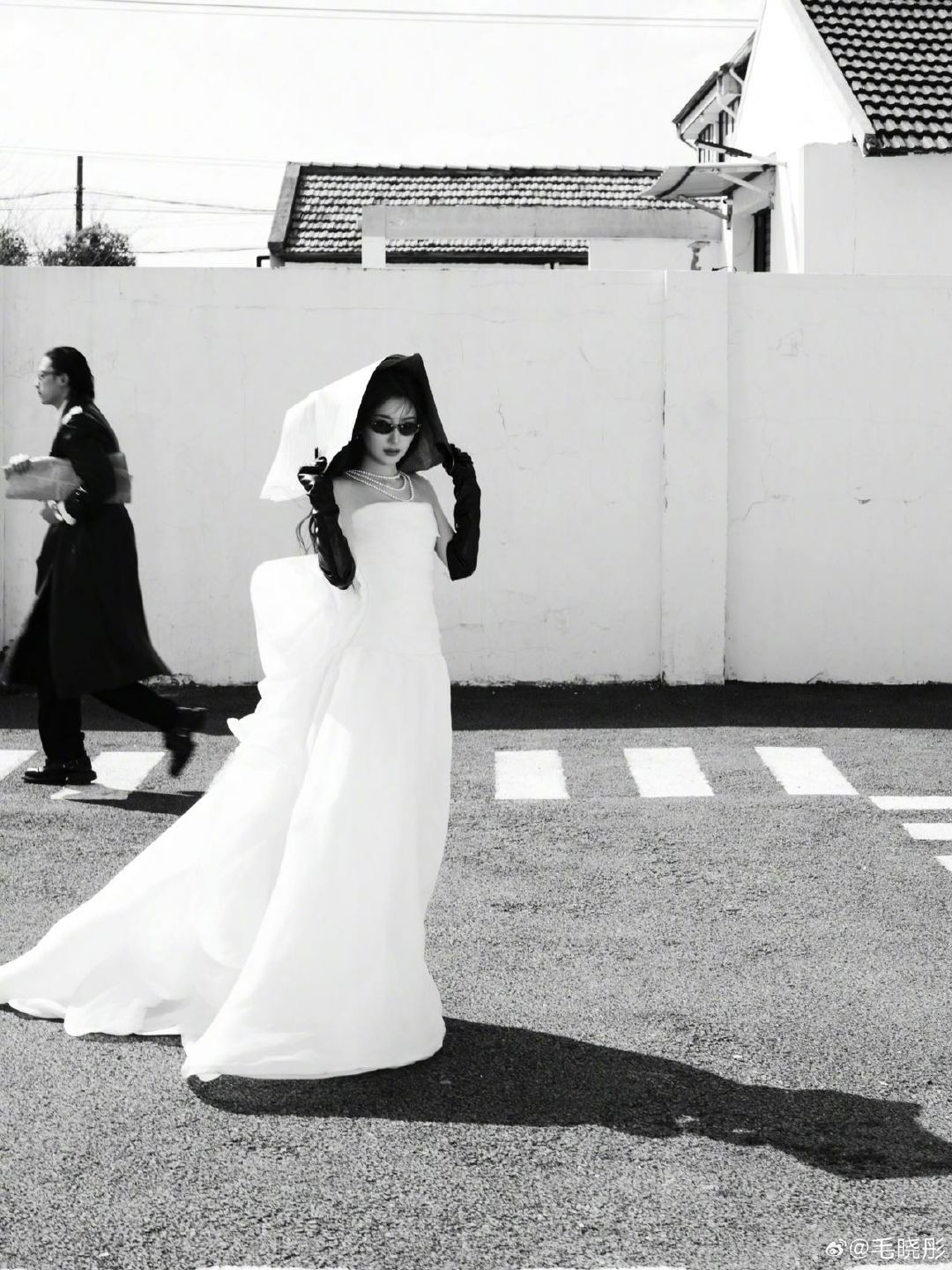 毛晓彤抹胸白裙毛晓彤把抹胸白裙的美演绎到极致！整个人带着逃离束缚的自由生命力，裙