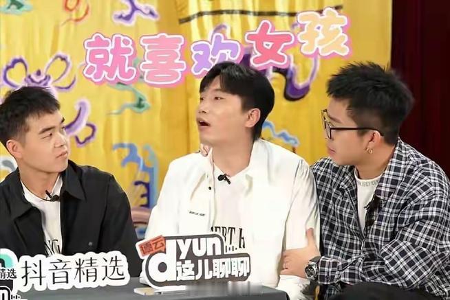 相声演员何九华官宣升级当爸，引来全网网友与各路博主热议。不少博主感慨德云社又添新
