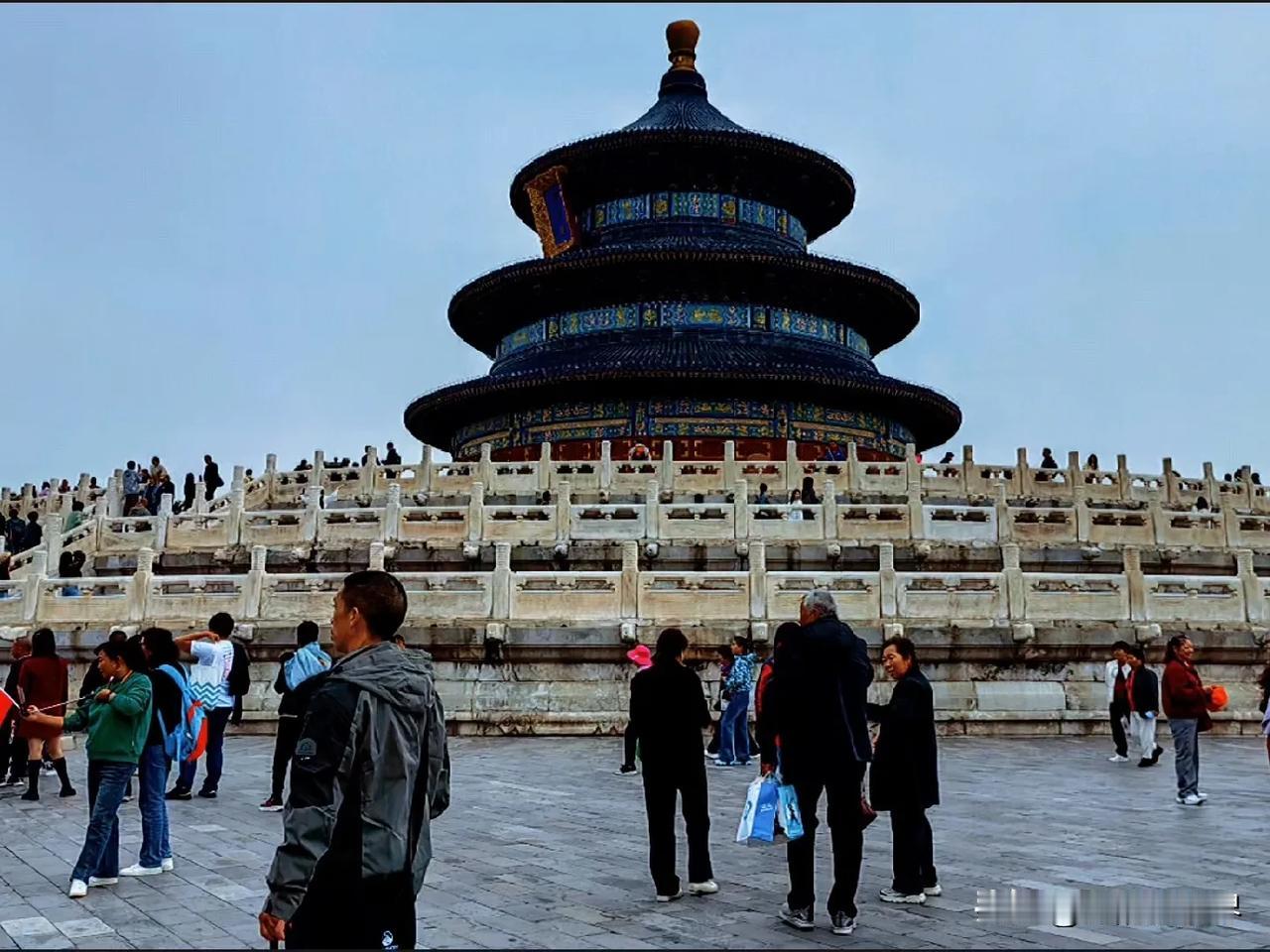 昔日皇家祭天大殿，
今日百姓休闲乐园。

祈年殿雄伟壮观，圜丘外方内园，丹陛桥上