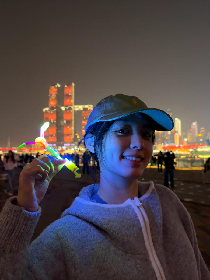 妈妈看周也唱歌的表情 周也年夜饭合照 周也年夜饭合照曝光，P1妈妈的表情满分。不