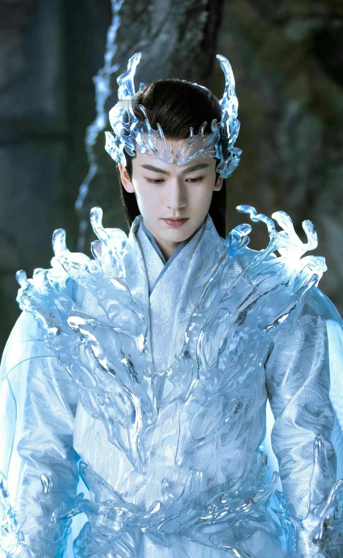 至今看到张凌赫《苍兰诀》的剧照还是觉得好帅，唯一一部喜欢男二超过男主的剧… ​​