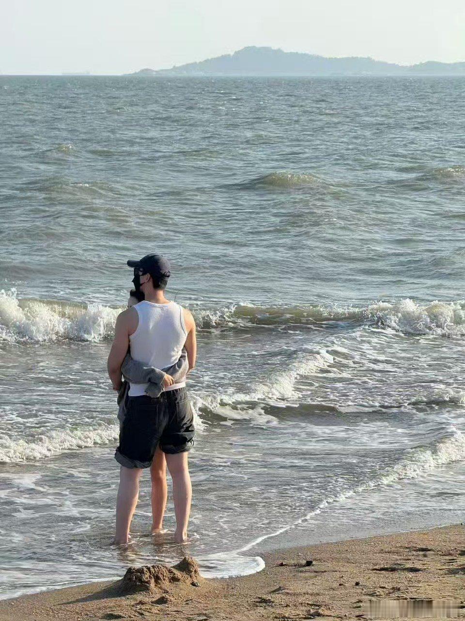 昨天厦门黄厝沙滩疑似偶遇明星，亲粉丝能看出来吧， 