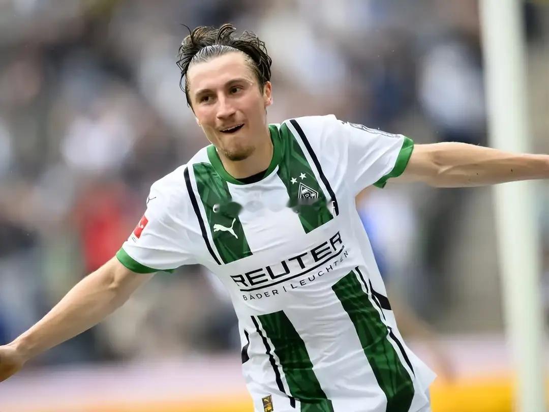 曼联关注门兴中场据报道，曼联正考虑在今年夏窗引进门兴格拉德巴赫中场罗科-赖茨。这