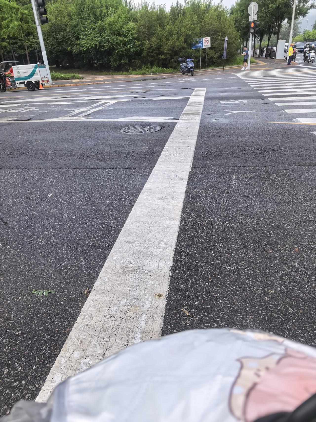骑车一定要远离马路上的白线，这种白线不但晴天滑，雨天更滑，特别是一刹车更容易摔跤