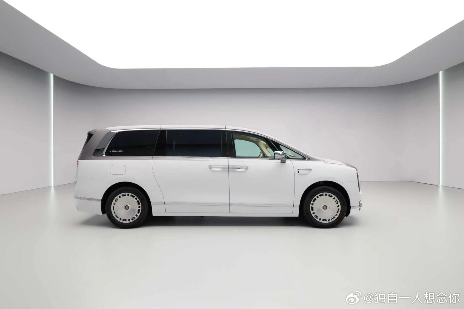 尊界V800表情包尾灯整套灯光迎宾全程连贯流畅，从靠近到落座，完整仪式感拿捏得刚