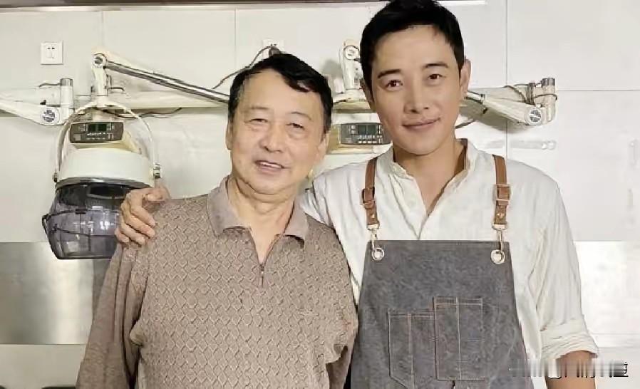 知名演员罗晋父亲去世，告诉我们一个道理，就是65岁才拿社保的，等于交了一个寂寞啊