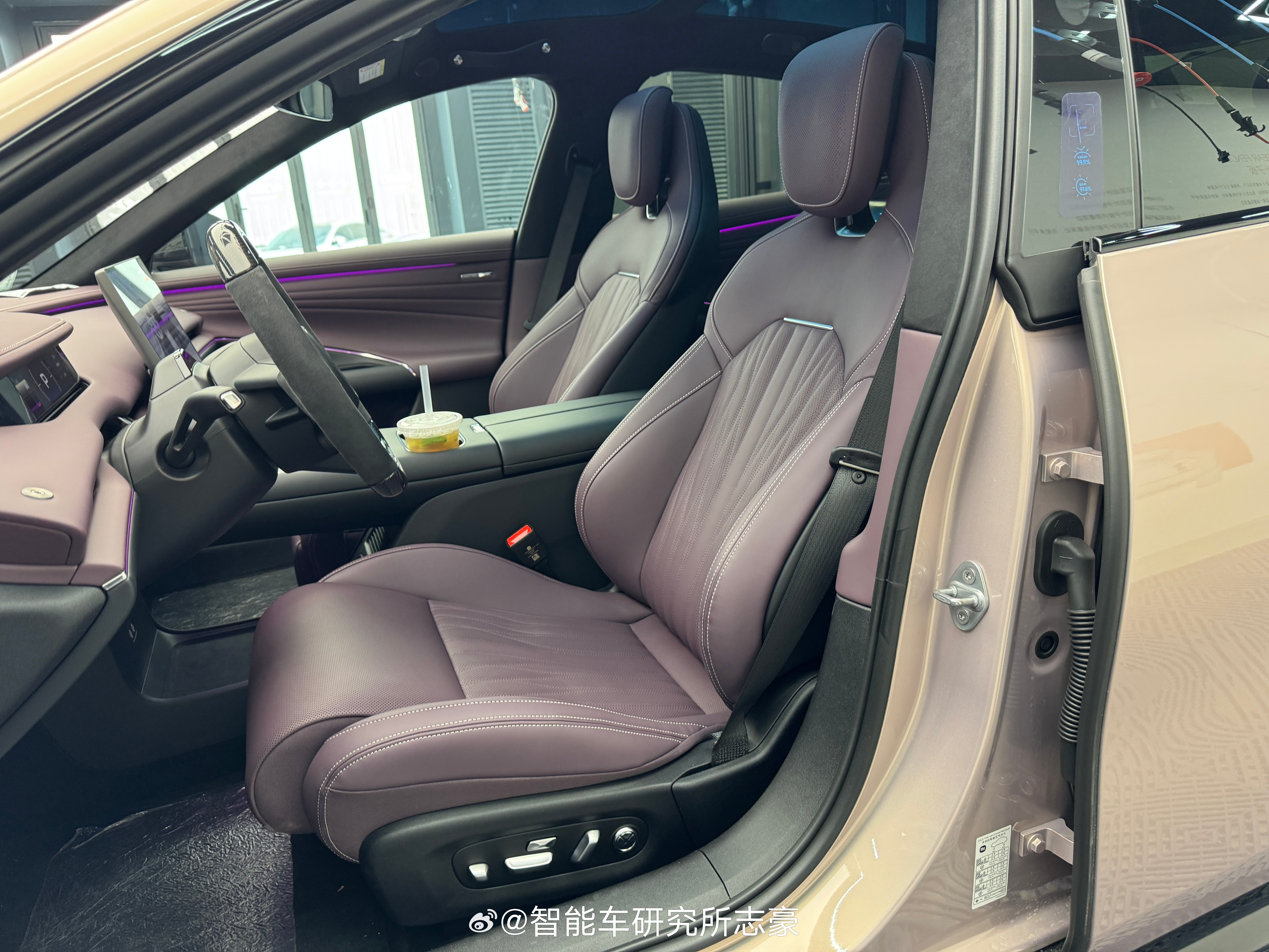 前几天沪漂周末，还蹭上全新一代su7新颜色搭配这个真好看，很适合买给女生，但其实