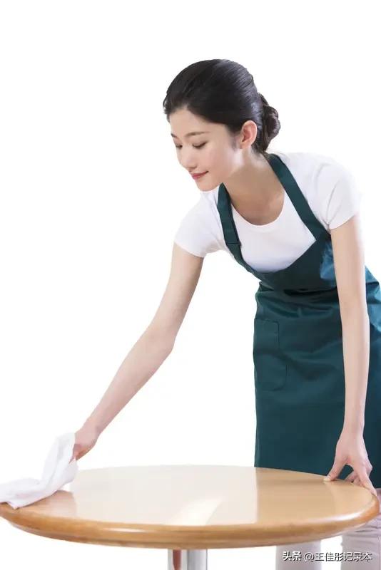 我以前的梦想是当饭店服务员，觉得那是一份轻松工资又高的工作，并且能吃饱饭。

因