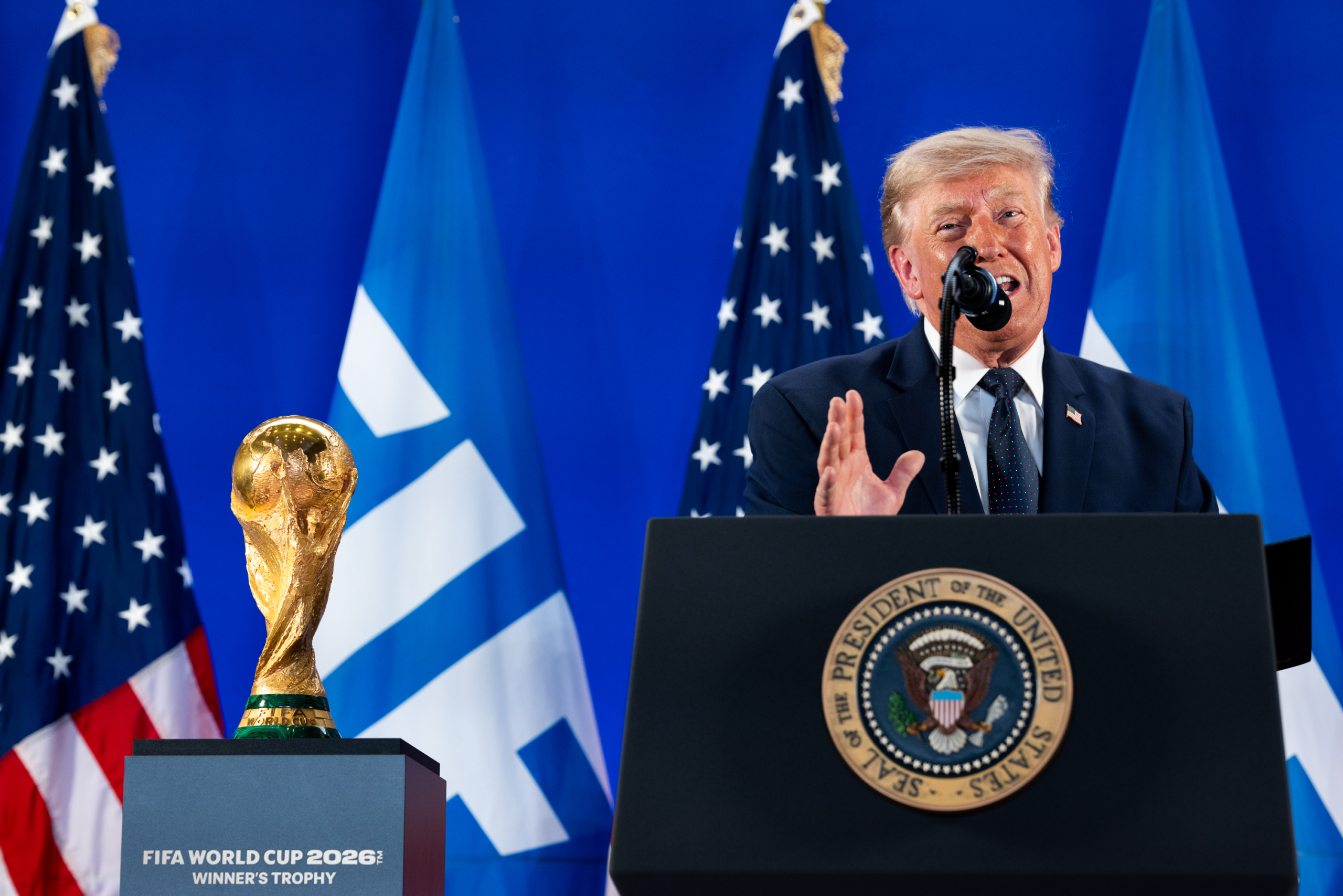 特朗普颁奖后赖着不走，因凡蒂诺拉都拉不动，全球15亿人围观