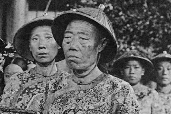 可以说，清朝把以前王朝灭亡的经验都吸取了，严格管制了太监、外戚、藩王等问题。
