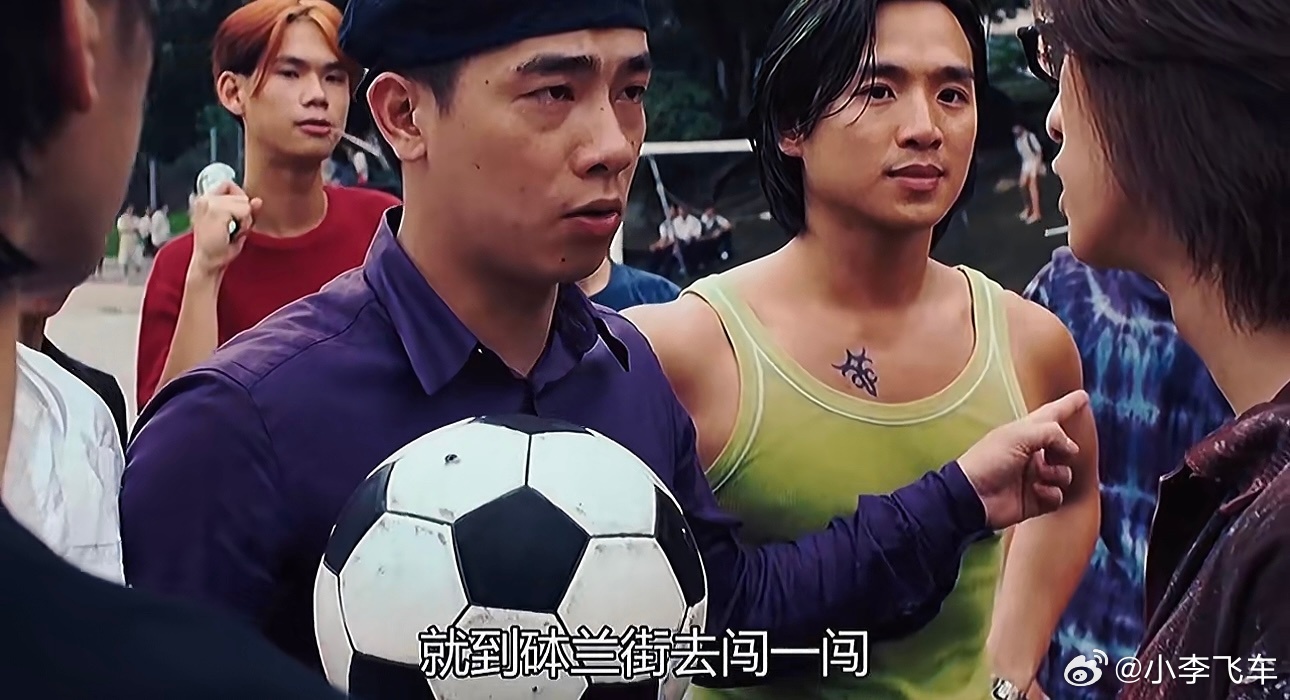 小李飞车 亲爱的朋友们！我到香港了，请问一下有什么好玩的？嗯！那个是我自己来的！