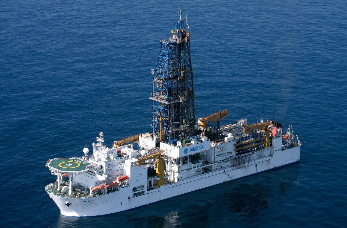 高市早苗：2月1日，我们成功地从日本最东端的南鸟岛附近专属经济区海底打捞出含有稀