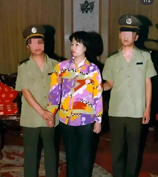 2000年，北京，刘艺霞被判处死刑时，留下了这张照片，镜头中的她容貌清秀，皮肤白