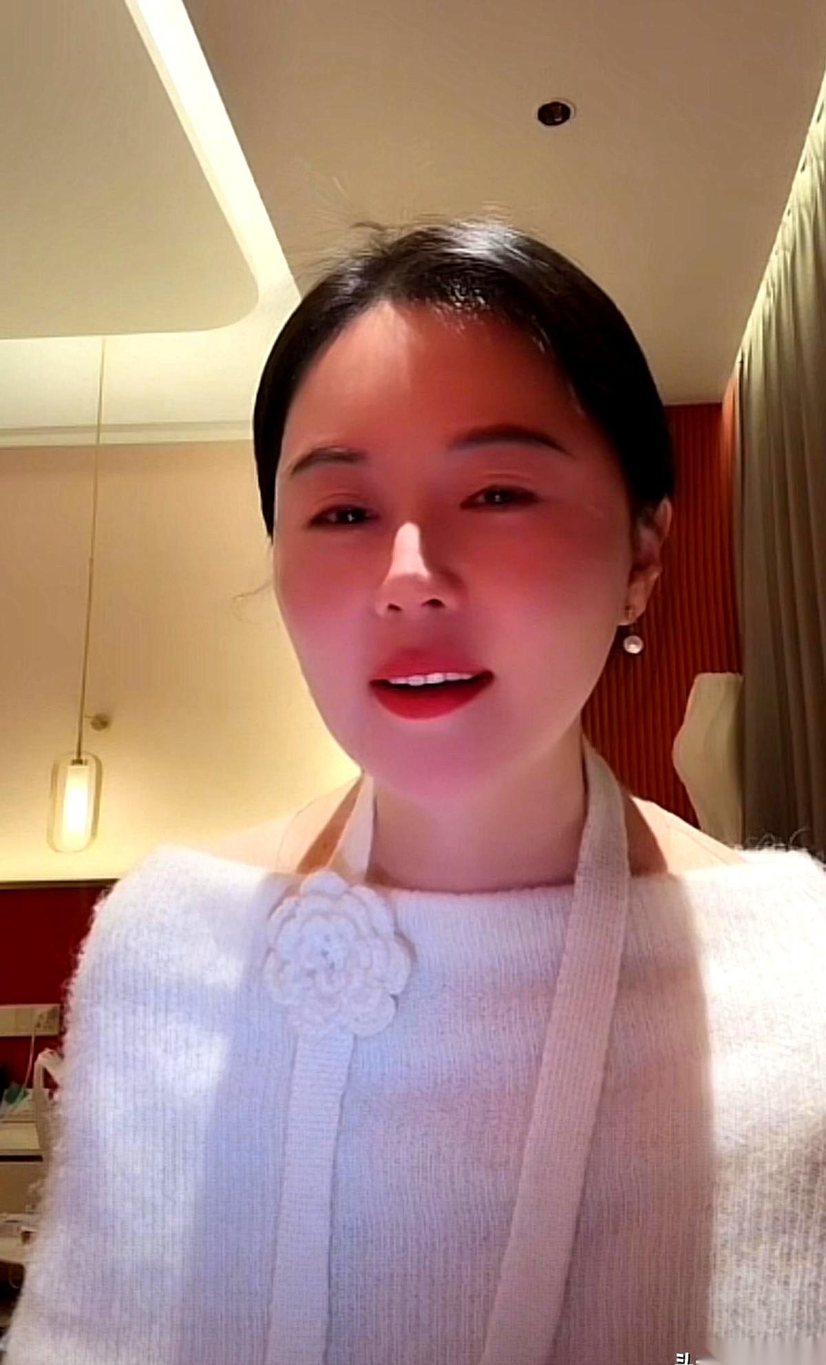 刷到个直播，差点没把我手机惊掉。
那个相宜博士，对着镜头云淡风轻地说，想跟大烨生