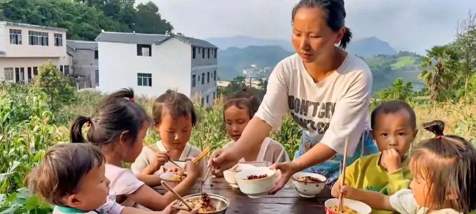 泪目！云南昭通95后女子小叔子妻子因病去世，她辞去城里工作，回农村把小叔子家3个