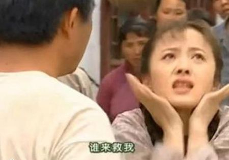 【甩也甩不掉，常见静电是怎么形成的呢】脱件毛衣一路火花带闪电，开个门被金属把手电