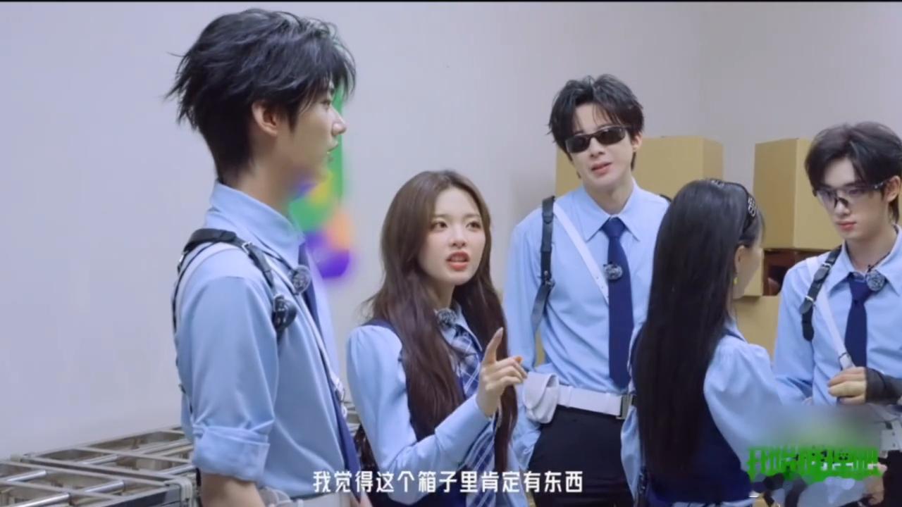 刘宇宁丁程鑫杨超越同框开推造型水平直接封神！丁程鑫单手耍枪帅气值拉满，刘宇宁自带