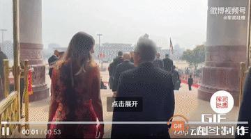 这角度也只能是老马拍的了，今天就属他调皮。

别人都正经得不得了，就他一个人在玩