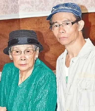 梅艳芳母亲覃美金生前与梅艳芳哥哥梅启明的一张留影，随着谭美金的离世多年的遗产争夺