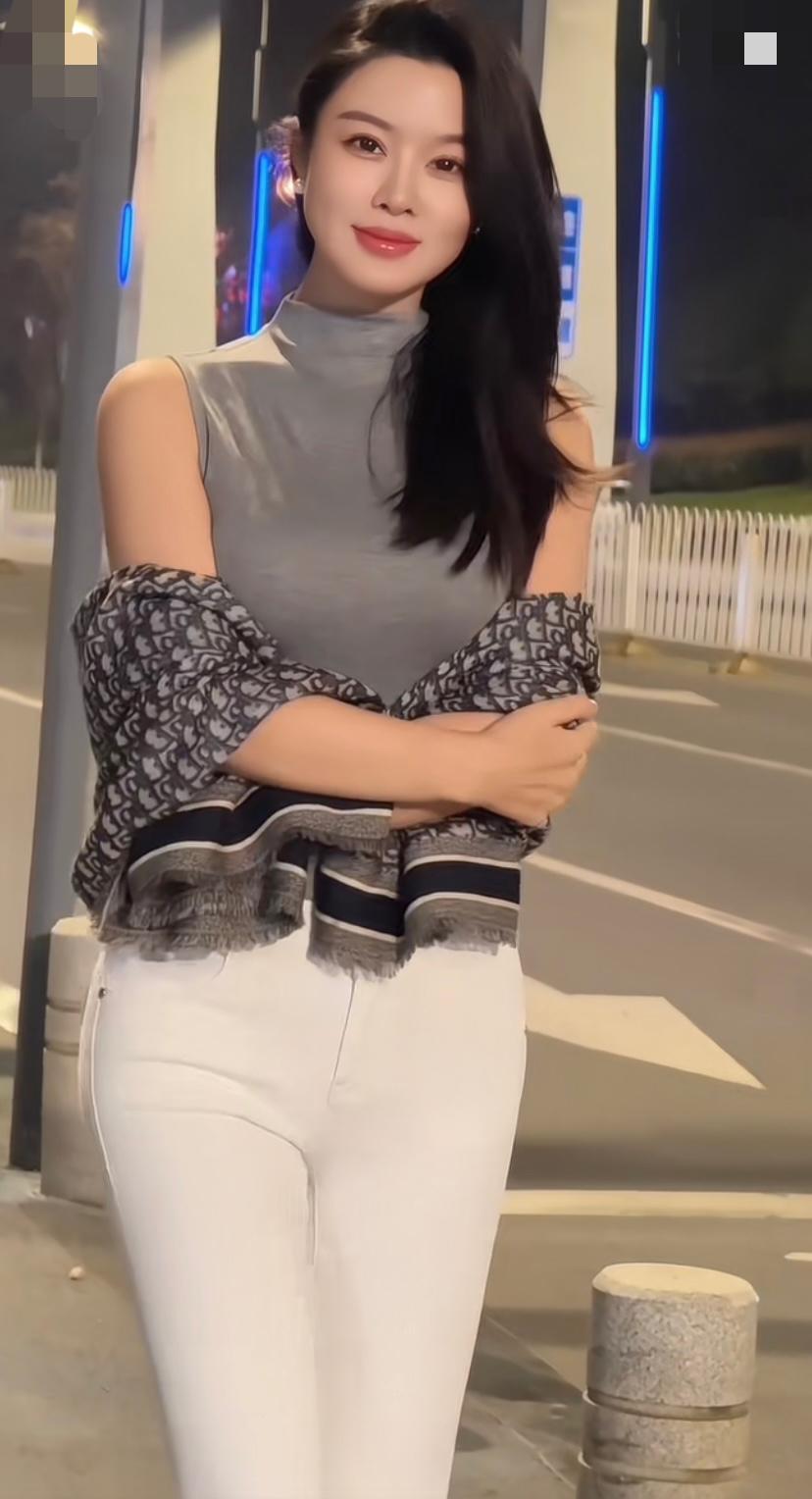 女生怎么穿紧身裤才好看紧身裤的前提要身材好，并且身材比例更协调.这样穿紧身裤才好