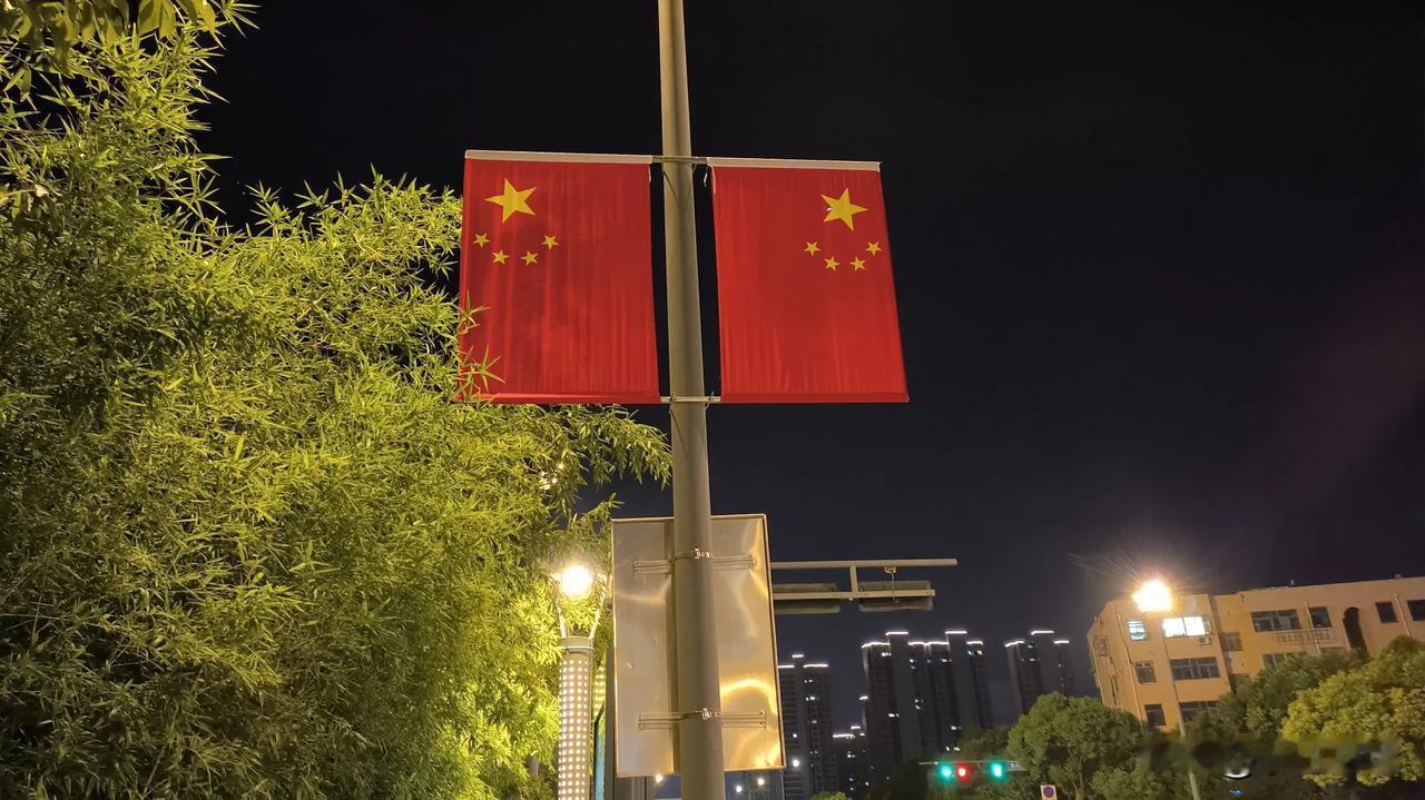 每逢重大节庆，五星红旗飘扬，成为街头巷尾最亮丽的风景线。这是爱国情怀的表达，也是