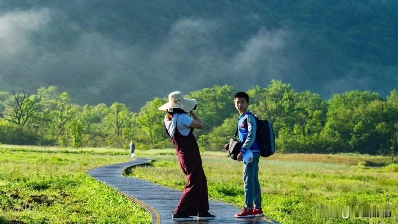 当云瀑撕开裂口，群山万壑的青黛涌进眼眶——神农架用19亿年的地质年轮诉说华夏与自