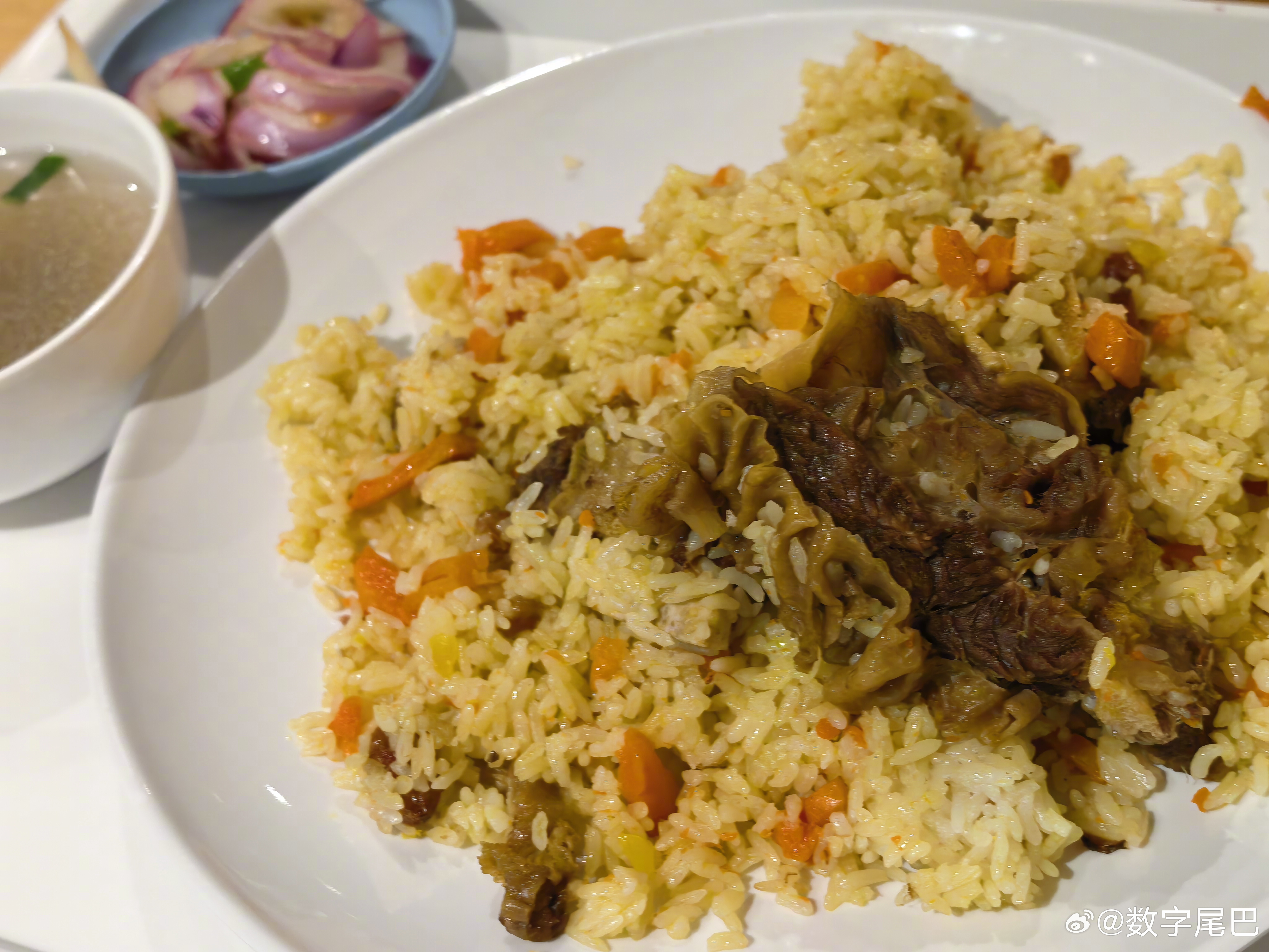 小鹏食堂号称每天限量 100 份的新疆牛肉饭，超多人排队，仅需 25 元，什么水